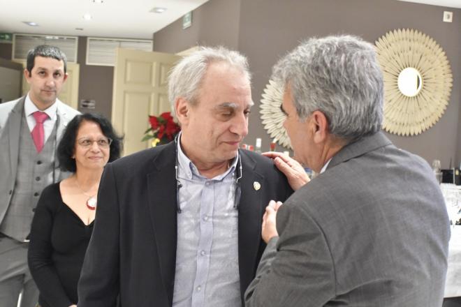 Miguel Molina, presidente de la FPM, le pone el escudo de oro a Pérez Frías.