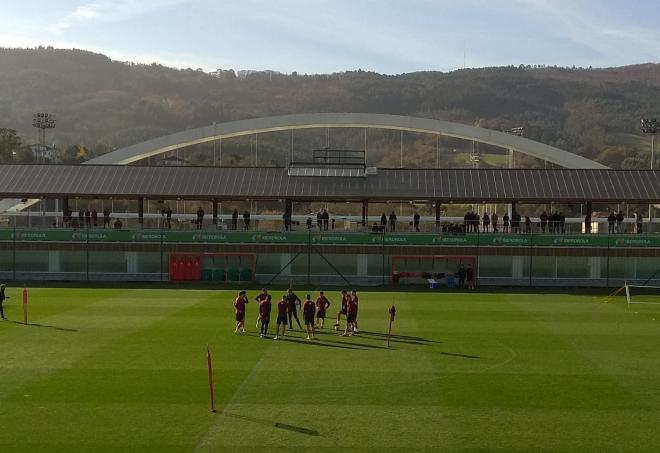 La plantilla de Gaizka Garitano se ejercita en Lezama bajo el arco (Foto: DMQ Bizkaia).