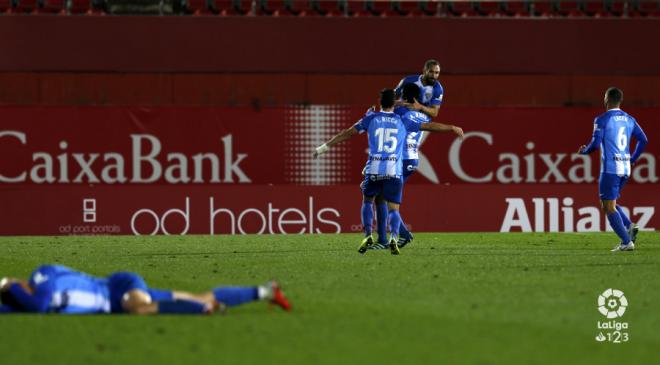 Los jugadores del Málaga celebran el gol mientras Harper continúa en el suelo (Foto: LaLiga Santander).