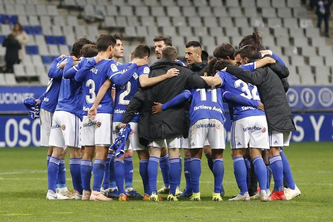 Los jugadores del Oviedo, antes del partido ante el Almería (Foto: Luis Manso).
