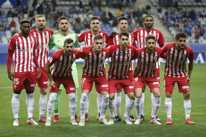 Alineación del Almería en el Carlos Tartiere (Foto: Luis Manso).