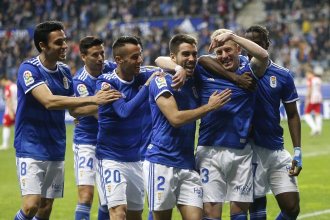 Los jugadores del Oviedo celebran el gol de Mossa ante el Almería (Foto: Luis Manso).