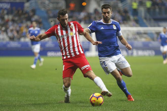 Diegui Johannesson, en una acción del Real Oviedo-Almería de la pasada temporada(Foto: Luis Manso).