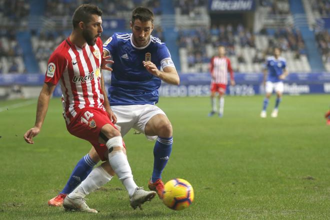Diegui Johannesson, en una acción del Real Oviedo-Almería (Foto: Luis Manso).