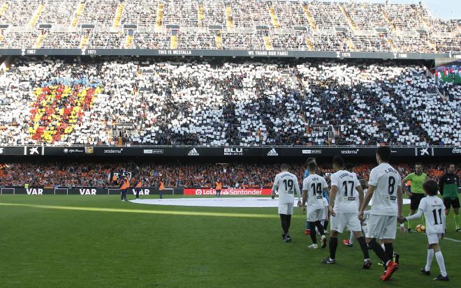 Mestalla recibió al Valencia con un tifo (Foto: David González).