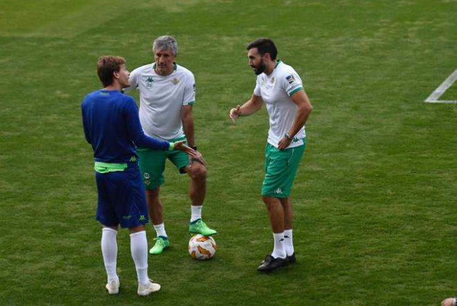 Sergio Canales, junto a Quique Setién y Eder Sarabia.