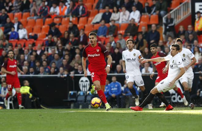 Gabriel contra Sarabia en el Valencia-Sevilla. (Foto: David González)