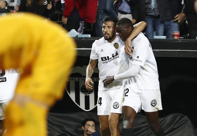 Ezequiel Garay y Mouctar Diakhaby celebran un gol en el Valencia-Sevilla. (Foto: David González)