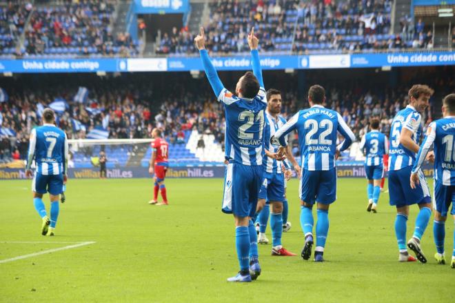 Edu Expósito, centrocampista del Deportivo, celebra el primer gol del partido (Foto: Iris Miquel).