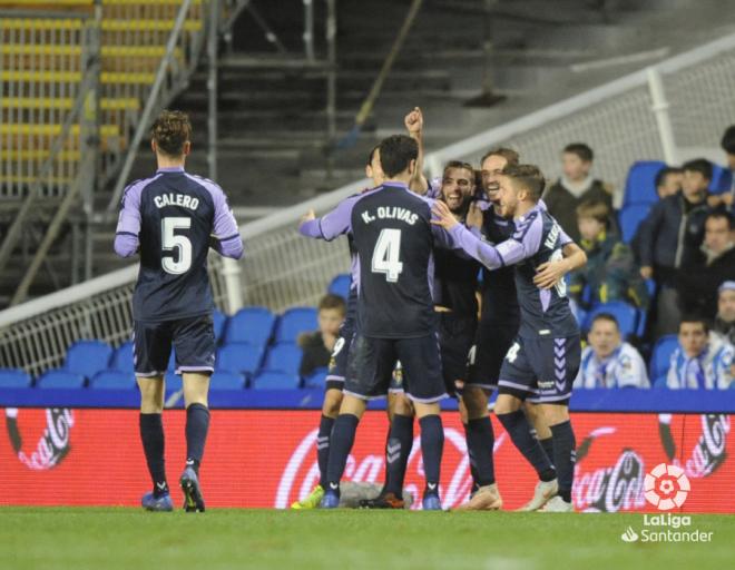 Los jugadores del Real Valladolid celebran el segundo gol en Anoeta.