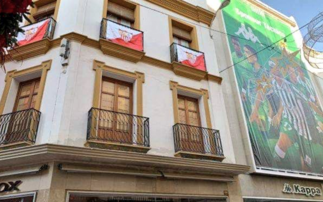 Banderas del Sevilla junto a la tienda del Betis.