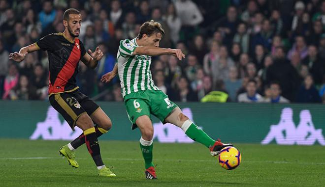 Sergio Canales golpea el balón ante Gálvez (foto: Kiko Hurtado).