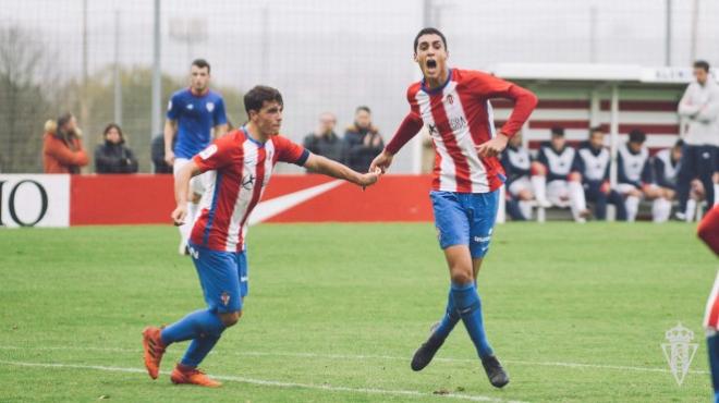 El filial sportinguista celebra la remontada en Mareo. Vicente y Solabarrieta al fondo de la imagen (FOTO: Sporting de Gijón)