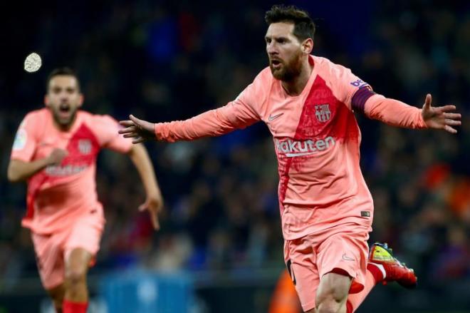 Messi celebra uno de los goles en el Espanyol-Barcelona.