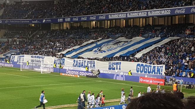Pancarta que rinde a homenaje a Aitor Zabaleta en la grada del Reale Arena que lleva su nombre (Foto: RS).