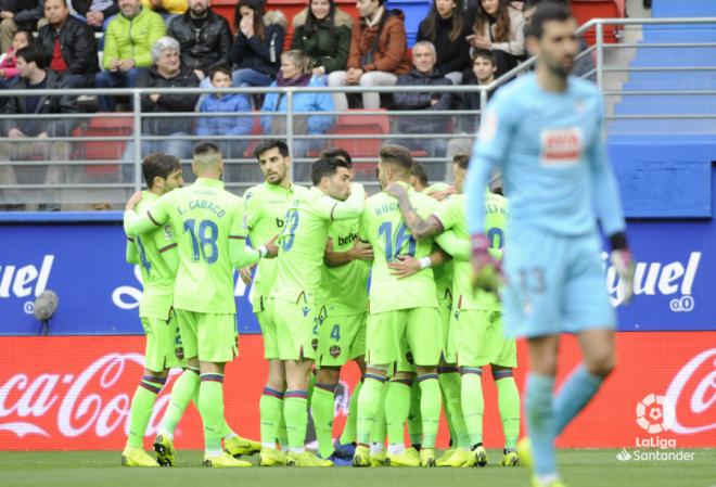 Los jugadores del Levante celebran uno de los goles ante el Éibar (Foto: LaLiga).