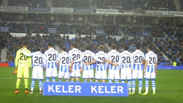 El once de la Real Sociedad durante el homenaje a Aitor Zabaleta (Foto: LaLiga).