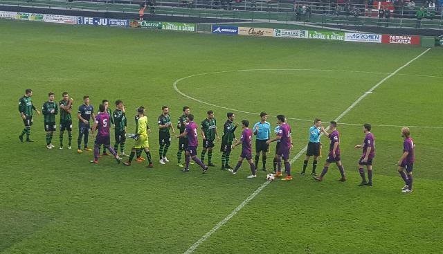 Las plantillas de Sestao y Santurtzi se saludan antes del partido que se saldó con victoria del River por 2-0 (Foto: CD Santurtzi).
