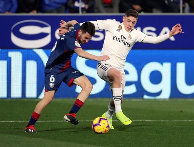 Fede Valverde pelea un balón con Moi Gómez en el Huesca-Real Madrid.