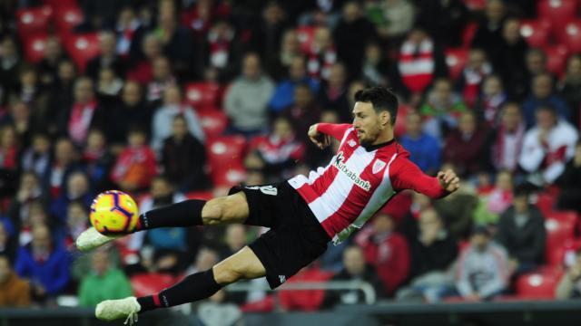 Aduriz vuela en San Mamés intentando una tijereta ante el Girona (Foto: LaLiga).