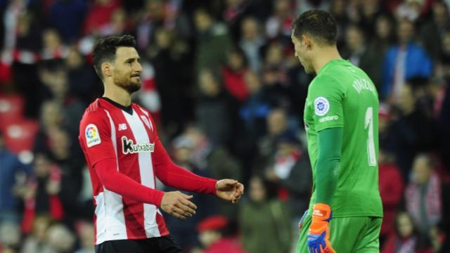 Aduriz se acerca a abrazar a Iraizoz, al que Leo Messi le ha hecho un gran regalo etílico (Foto: LaLiga).