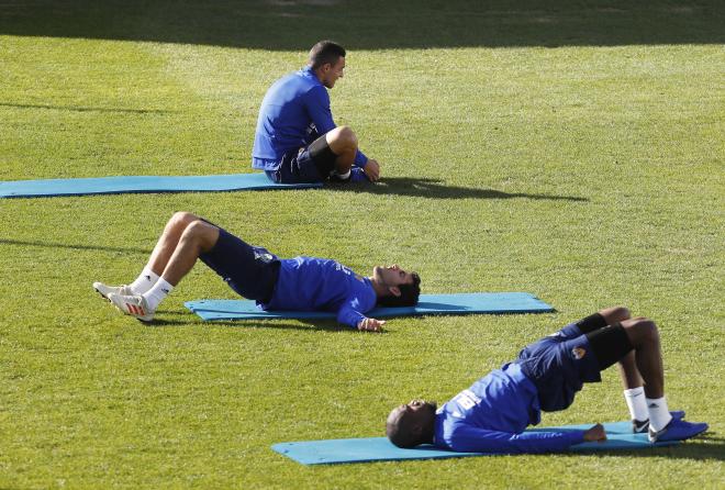 Los jugadores del Valencia CF se recuperan del esfuerzo en el entrenamiento del lunes en Paterna (Foto: David González).