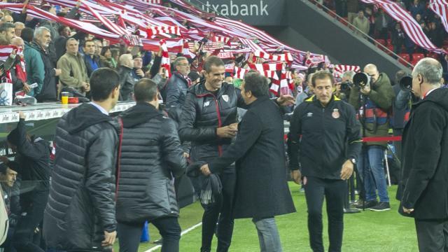 Gaizka Garitano y Eusebio se saludan antes de medirse en San Mamés (Foto: LaLiga).