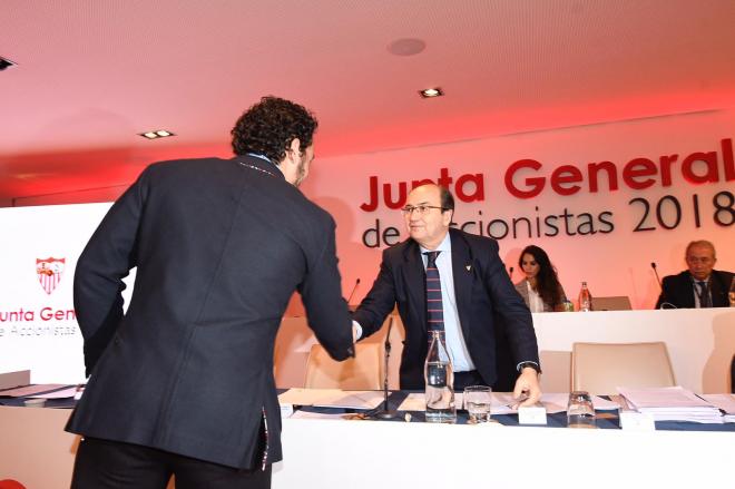 Del Nido Carrasco y Castro se saludan antes de la Junta (Foto: Kiko Hurtado).