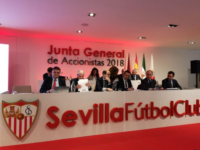 El consejo del Sevilla, en la Junta de 2018 (Foto: Kiko Hurtado).