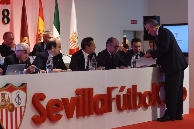 Eduardo Arenas pide explicaciones a la mesa (Foto: Kiko Hurtado).