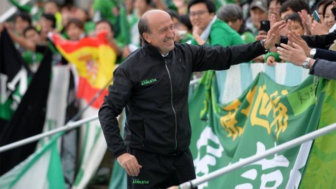 Miguel Ángel Lotina como entrenador del Tokyo Verdy.