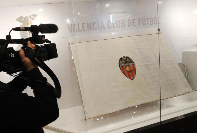 Nuevo Tour de Mestalla con la bandera fundacional. (Foto: David González)