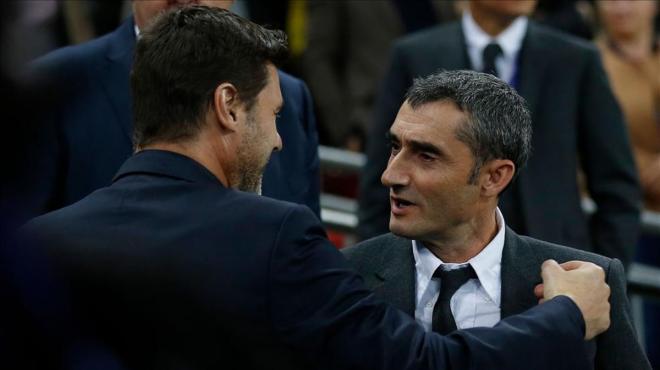 Mauricio Pochettino y Ernesto Valverde se saludan antes del Tottenham-Barcelona.