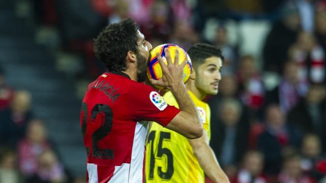 Raúl García desesperado ya que el Athletic no dejaba de atacar todo el partido (Foto: LaLiga).
