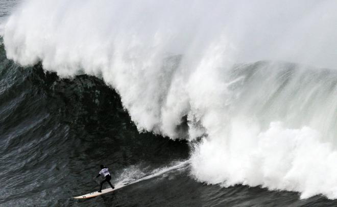 Pierre Rollet surfea una ola en el Punta Galea Challenge (Foto: EFE).
