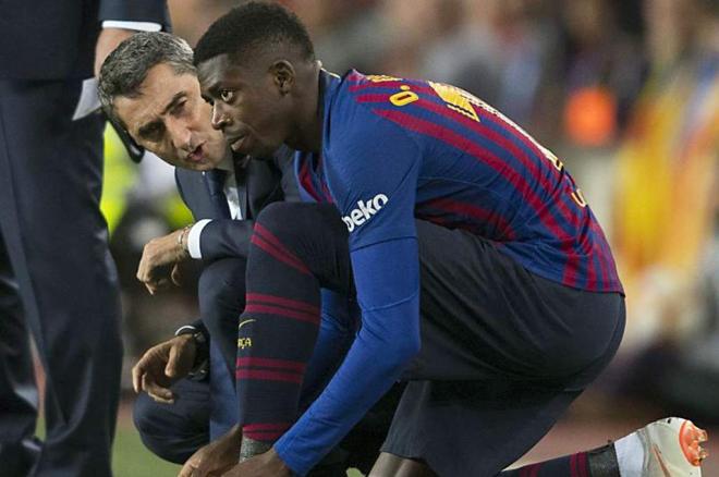 Ernesto Valverde charla con Ousmane Dembélé antes de que el francés entre al campo.