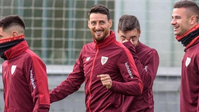 Aduriz escenifica con una amplia sonrisa sus sensaciones en un entrenamiento (FOTO: EFE).