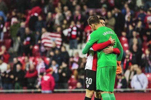 Aritz Aduriz abraza a su buen amigo Gorka Iraizoz tras batirle en San Mamés (Foto: Edu del Fresno).