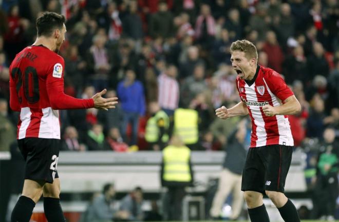 Muniain celebra con efusividad el gol de penalti de Aduriz en la victoria ante el Girona (Foto: EFE).