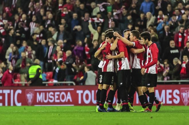 Los jugadores del Athletic festejan el gol de Aduriz que tumbaba al Girona (Foto: Edu del Fresno).