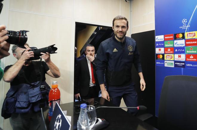 Juan Mata en la sala de prensa de Mestalla (Foto: David González).