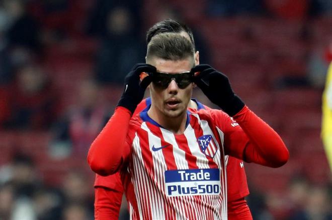 Francisco Montero se coloca las gafas durante un partido del Atlético de Madrid el pasado curso.