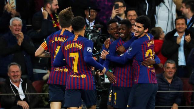 Dembélé celebra su golazo junto a sus compañeros del Barça.