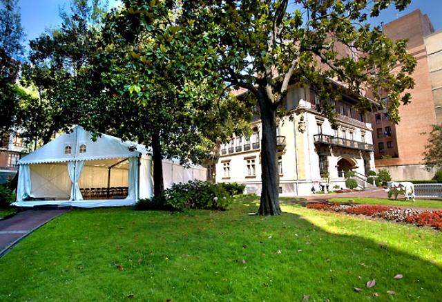El palacete de Ibaigane, en Bilbao, se apresta a vivir en sus jardines unas nuevas elecciones del Athletic Club.
