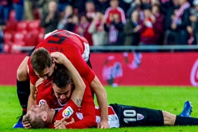 Los leones felicitan a Iker Muniain tras su penalti cobrado ante el Girona En San Mamés.