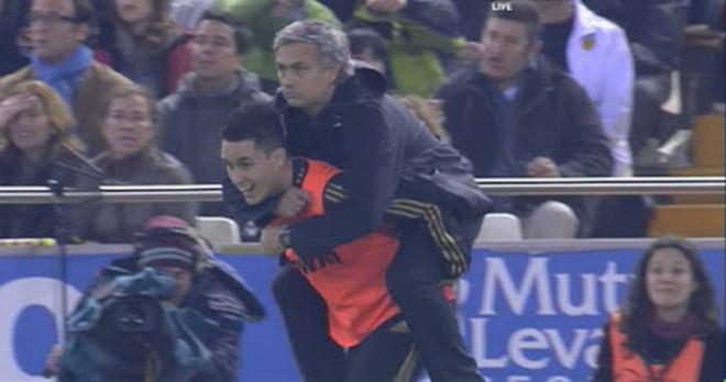 Mourinho subido encima de Callejón (Foto: RTVE).
