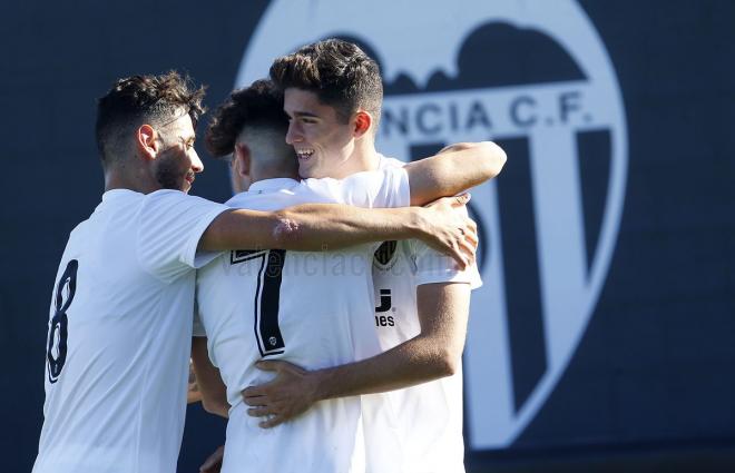 Los jugadores del juvenil se abrazan. (Foto: Valencia CF)