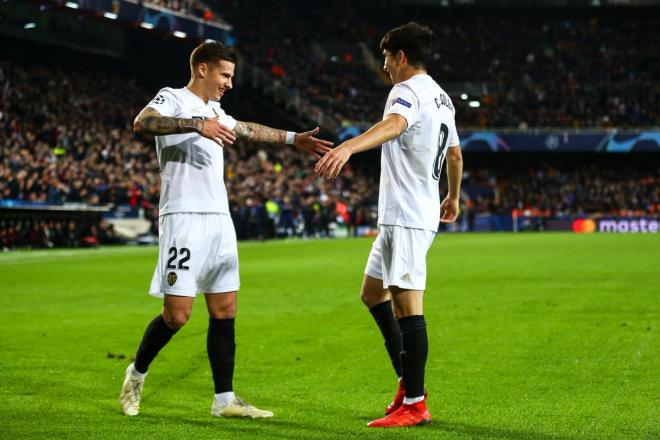 Soler celebra un gol con Mina (Foto: UEFA).