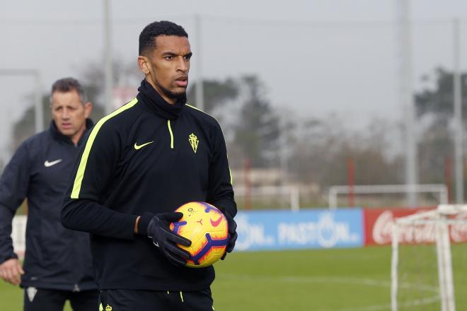 Nick Blackman durante un entrenamiento con el Sporting (Foto: Luis Manso).