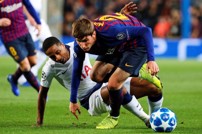 Miranda pelea por un balón con un jugador del Tottenham en su etapa en el Barcelona.